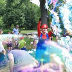 Un artista disfrazado de Super Mario, el fontanero italiano, hace burbujas gigantes para los niños en el Jardín Bernardino durante un evento turístico para imitar la experiencia de las vacaciones italianas en Vilna, Lituania. | Foto:PETRAS MALUKAS / AFP)