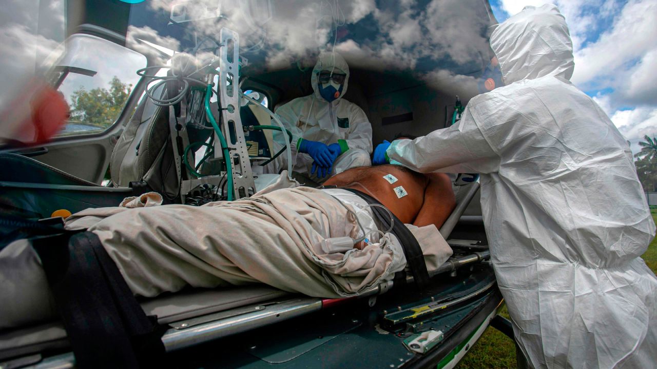 El brasileño Davi da Silva Alves, de 39 años, residente de la comunidad Divino Espirito Santo del río Pacaja, que sufre los síntomas de COVID-19, es visto en un helicóptero-ambulancia para ser transportado desde Breves, estado de Pará, Brasil, a Santa Casa Hospital de Misericordia en Belem. | Foto:TARSO SARRAF / AFP)