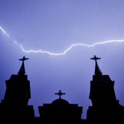 Se observan rayos sobre una iglesia católica durante una tormenta eléctrica en el pueblo de Kreva, a unos 100 km al noroeste de Minsk. | Foto:Sergei Gapon / AFP