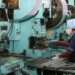 Esta foto muestra a un empleado que trabaja en una fábrica en Haian, en la provincia oriental china de Jiangsu. | Foto:STR / AFP