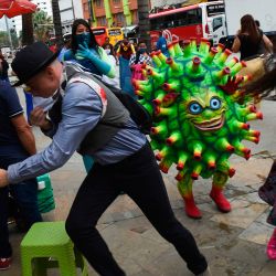 Un artista actúa en la plaza Botero, como parte de una campaña de concientización para detener la propagación del coronavirus COVID-19, en Medellín. | Foto:JOAQUIN SARMIENTO / AFP
