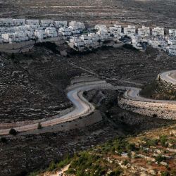 Una carretera serpenteante separa el asentamiento judío de Givat Zeev (fondo) de las aldeas palestinas cerca de la ciudad de Ramallah en Cisjordania.- Israel tiene la intención de anexar los asentamientos de Cisjordania y el Valle del Jordán, como lo propuso Estados Unidos.  | Foto:Ahmad Gharagli / AFP