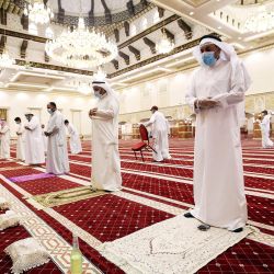 Los fieles musulmanes, distanciados entre sí de manera segura y vestidos con máscaras faciales debido a la pandemia del coronavirus COVID-19, realizan las oraciones del mediodía en una mezquita en la ciudad de Kuwait por primera vez desde que se instauró un cierre de seguridad tres meses antes.  | Foto:YASSER AL-ZAYYAT / AFP