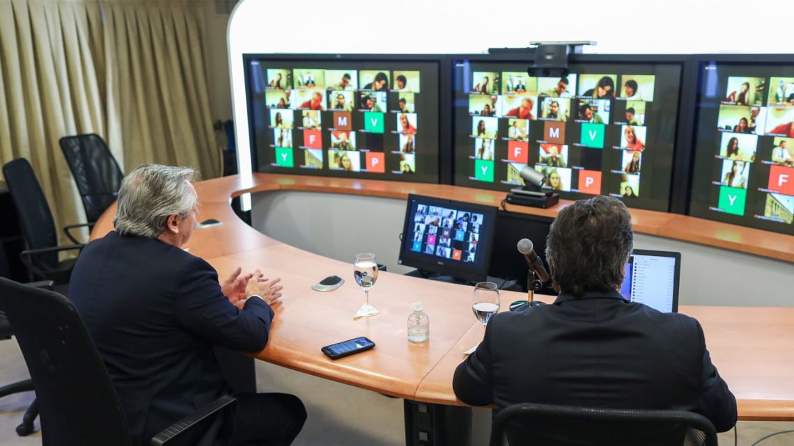 President Alberto Fernández teaches by videoconference.