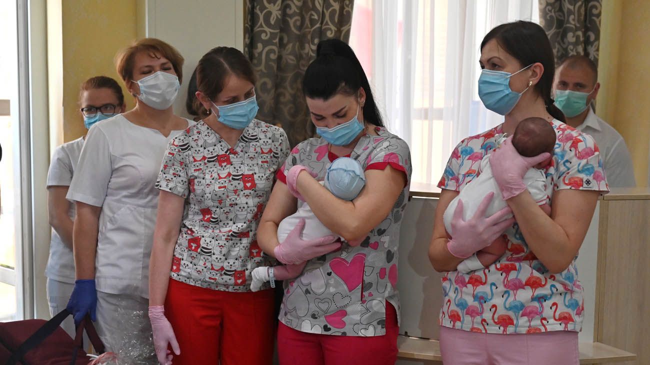 Las enfermeras que cuidaron todo este tiempo a los bebés, hijos de parejas argentinas.