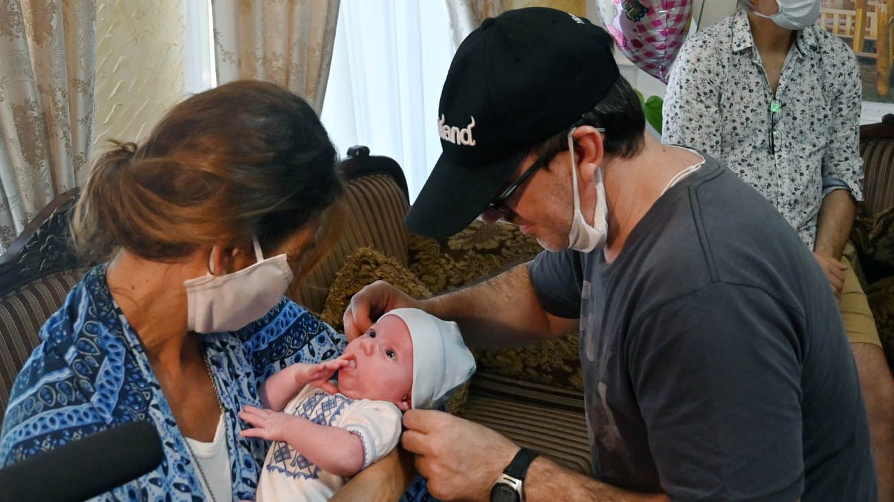 Andrea Viez junto a su marido y su hijo, en Ucrania.