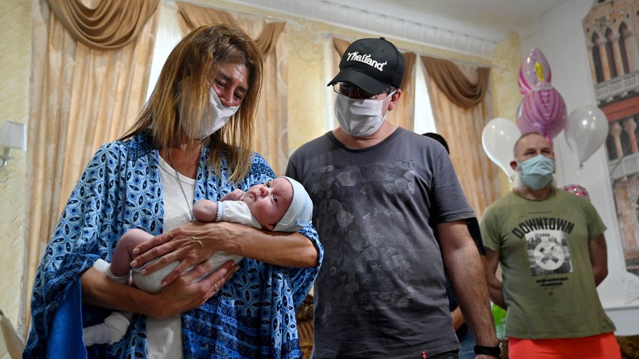 Andrea Viez junto a su marido y su hijo, en Ucrania.