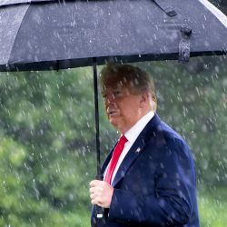 El presidente de los Estados Unidos, Donald Trump, camina hacia Marine One cuando parte del South Lawn de la Casa Blanca en Washington. | Foto:SAUL LOEB / AFP