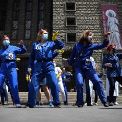 Los manifestantes vestidos como Rosie the Riveter bailan cerca del Hospital Robert Debre en París, durante una manifestación de trabajadores de la salud de París para exigir mejores condiciones de trabajo, un aumento en el número de personal y más apoyo para su sector. | Foto:Christine Poujoulat / AFP