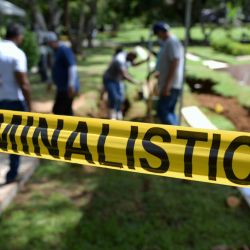 Expertos forenses participan en la exhumación de los restos de las personas asesinadas durante la invasión estadounidense a Panamá en 1989, en el cementerio Jardín de Paz en la ciudad de Panamá. | Foto:Luis Acosta / AFP