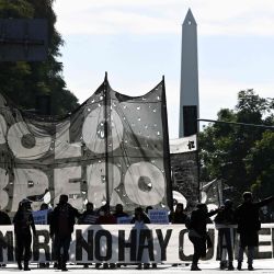 Piqueteros y organizaciones sociales marchan hacia el palacio de gobierno de Casa Rosada para exigir más ayuda para sobrevivir a la crisis causada durante el bloqueo impuesto por el gobierno contra la propagación del nuevo coronavirus, COVID-19, en Buenos Aires. | Foto:JUAN MABROMATA / AFP