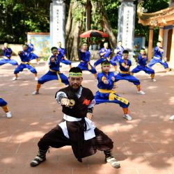 Esta fotografía muestra al maestro Nguyen Khac Phan (C) enseñando a los estudiantes durante una clase de entrenamiento para el arte marcial centenario de Thien Mon Dao. | Foto:MANAN VATSYAYANA / AFP