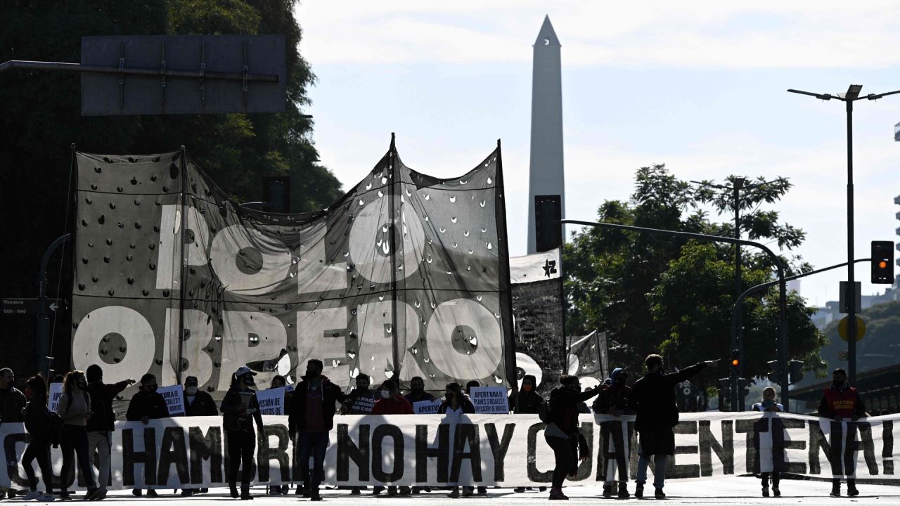 Piqueteros y organizaciones sociales marchan hacia el palacio de gobierno de Casa Rosada para exigir más ayuda para sobrevivir a la crisis causada durante el bloqueo impuesto por el gobierno contra la propagación del nuevo coronavirus, COVID-19, en Buenos Aires. | Foto:JUAN MABROMATA / AFP