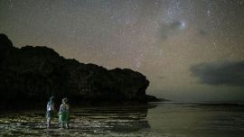 Por la noche, los cielos de Niue ofrecen una visión sin contaminación y clara de las estrellas.