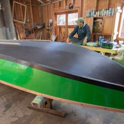 Un guía de pesca de Bariloche construyó su propio bote durante la cuarentena. Lo usará en plena temporada.