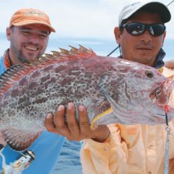 Diego Flores (izquierda) y una buena pesca con jig en Cuba, utilizando  un equipo con reel frontal para trabajar, subiendo y bajando, estos pesados señuelos.