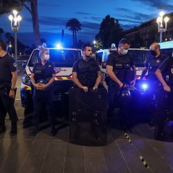 Los agentes de la policía francesa hacen cola mientras se reúnen en Niza para protestar contra los últimos anuncios del ministro del Interior francés luego de manifestaciones contra la violencia policial.  | Foto:Valery HACHE / AFP