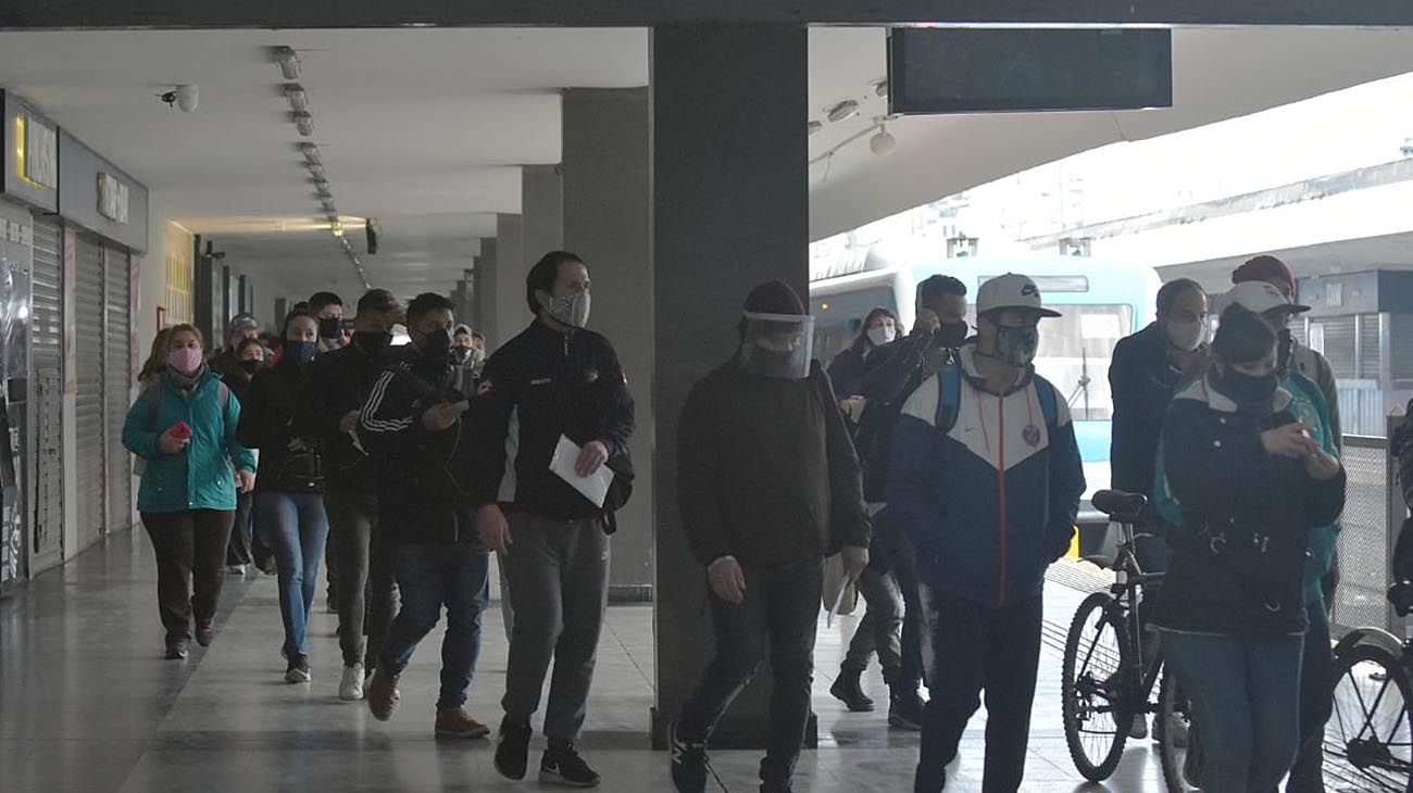 Negocios Abierto y venta ambulante en la zona de Once, estación, plaza Miserere, y Recova.