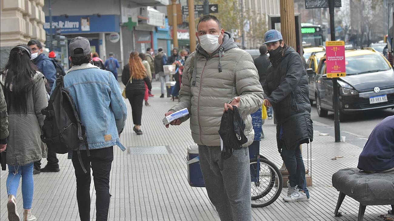 Negocios Abierto y venta ambulante en la zona de Once, estación, plaza Miserere, y Recova.