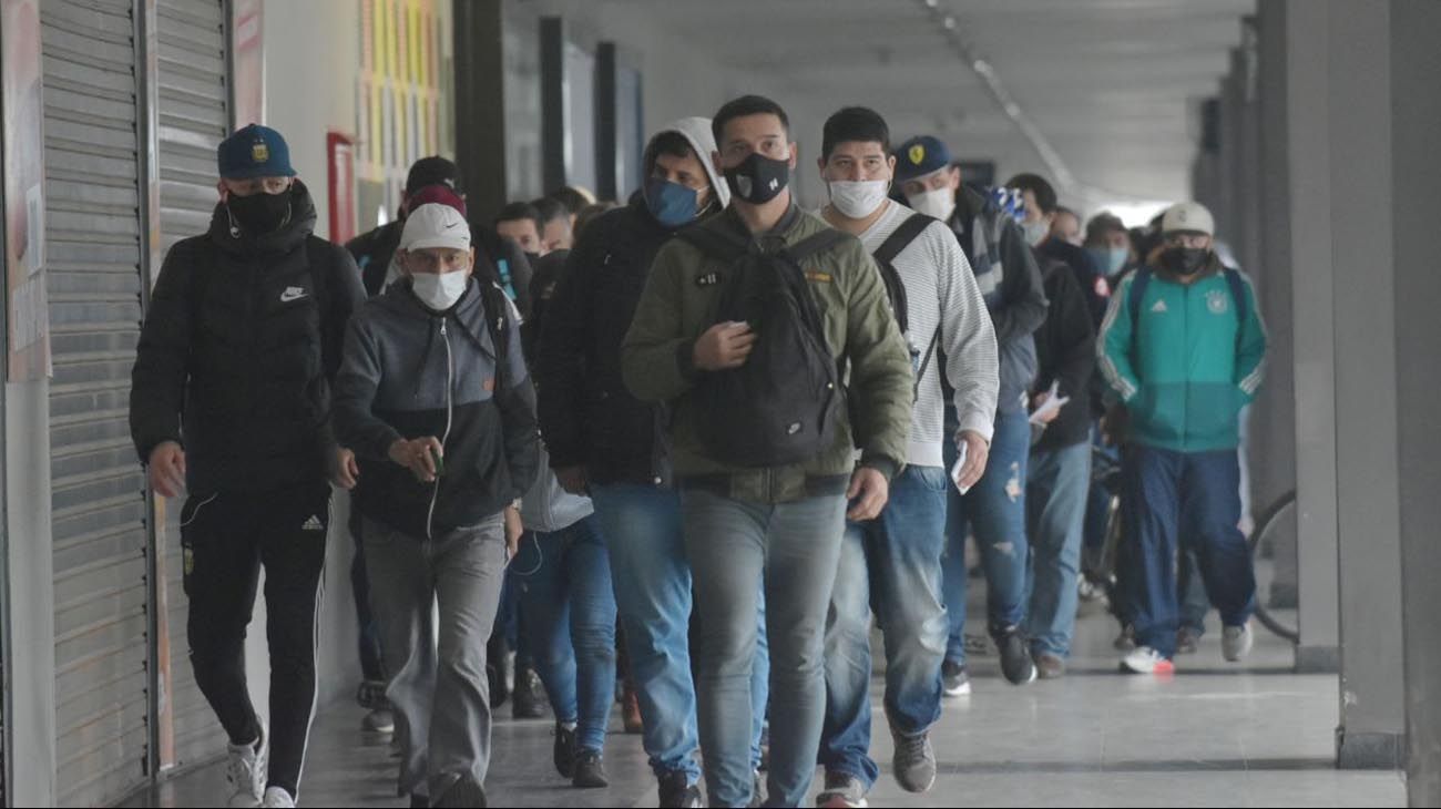 Negocios Abierto y venta ambulante en la zona de Once, estación, plaza Miserere, y Recova.