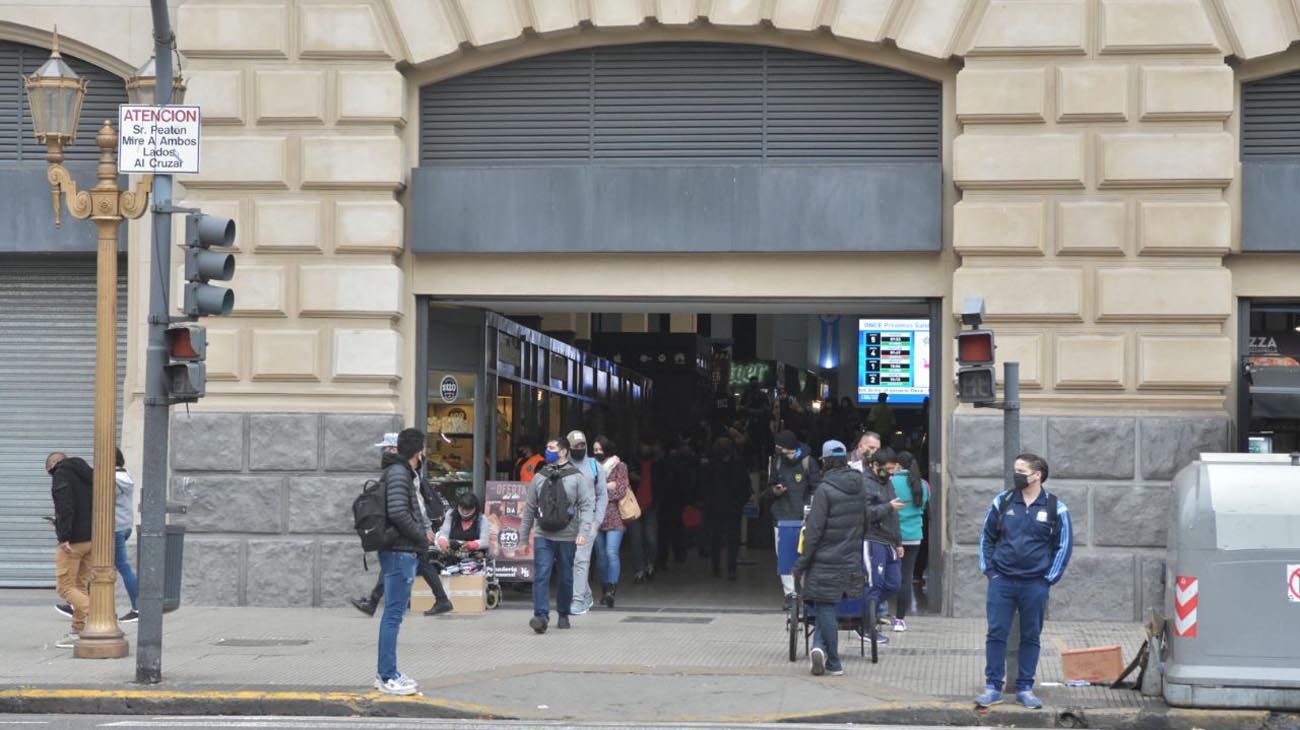 Negocios Abierto y venta ambulante en la zona de Once, estación, plaza Miserere, y Recova.