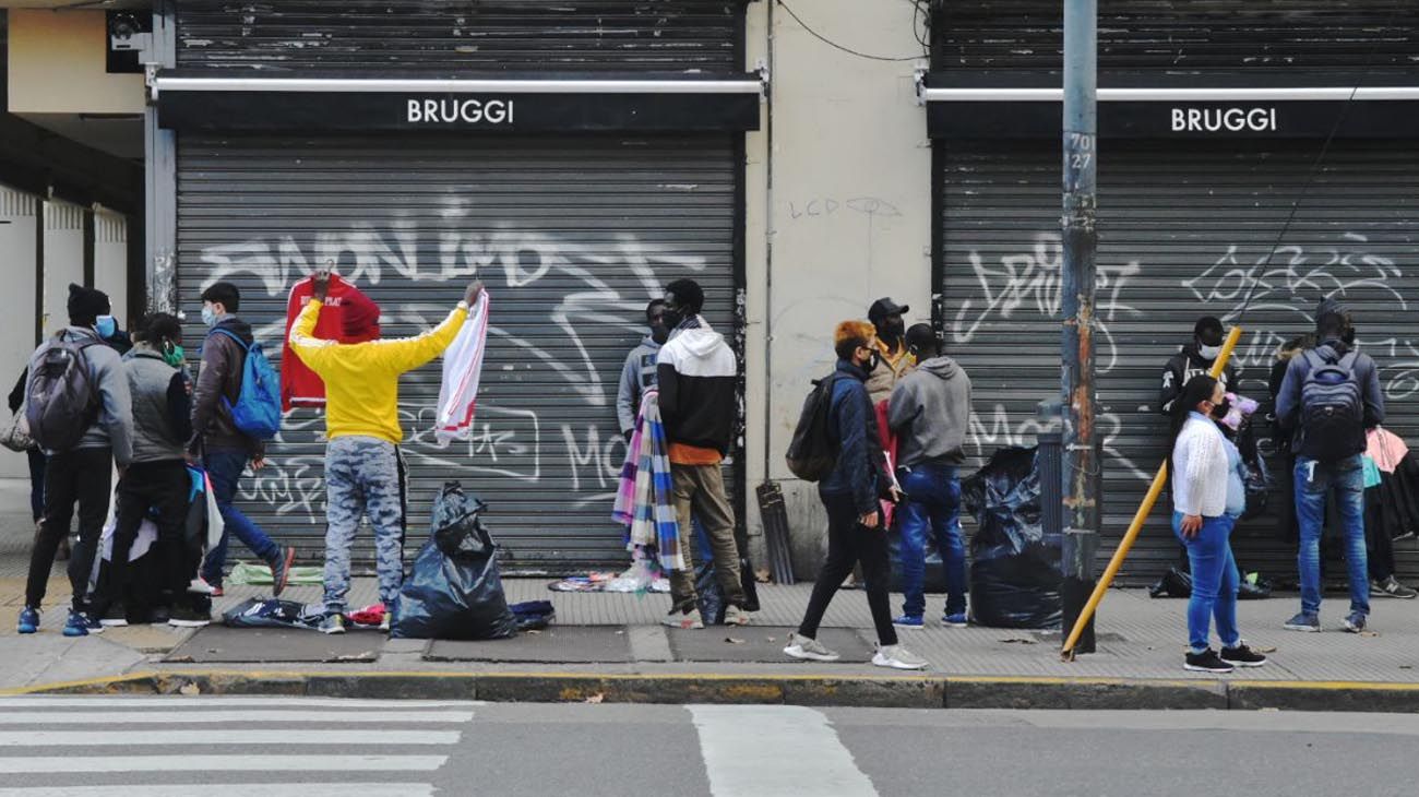 Negocios Abierto y venta ambulante en la zona de Once, estación, plaza Miserere, y Recova.