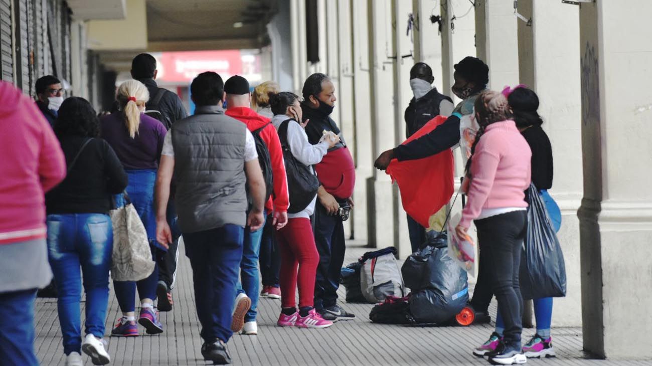 Las veredas de la recova de la estación Once repletas de gente, entre transeúntes y vendedores ambulantes. 