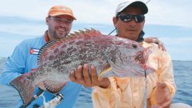 Diego Flores (izquierda) y una buena pesca con jig en Cuba, utilizando un equipo con reel frontal para trabajar, subiendo y bajando, estos pesados señuelos.