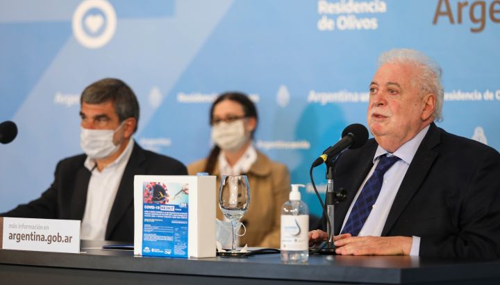 Ginés González García, ministro de Salud, en plena conferencia de prensa. // NA
