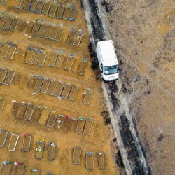 Vista aérea que muestra una nueva área despejada para acomodar nuevas tumbas para hacer frente a la demanda durante la pandemia de coronavirus COVID-19 en el cementerio Nossa Senhora Aperecida en Manaus, Brasil. | Foto:Michael Dantas / AFP