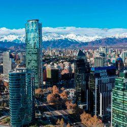 Vista aérea de la Torre Costanera Center de 400m de altura, considerada la más alta de América Latina, y uno de los principales puntos turísticos en Santiago ahora cerrada debido al brote de coronavirus COVID-19 en Santiago. | Foto:MARTIN BERNETTI / AFP
