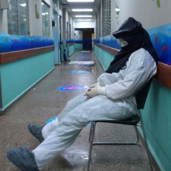 Un trabajador de la salud toma un descanso durante su turno en la Unidad de Cuidados Intensivos del Hospital San Rafael en Santa Tecla, La Libertad, a 10 km de San Salvador. | Foto:MARVIN RECINOS / AFP