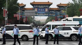 Escenas de este sábado 13 de junio, con el gigantesco mercado Xinfadi cerrado y cercado por la policía ante múltiples casos de coronavirus.