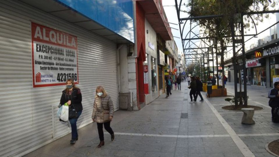 REALIDAD DIFUSA. A pesar de que se incrementó la circulación de personas en el centro, los comercios siguen con escasísimo nivel de actividad.