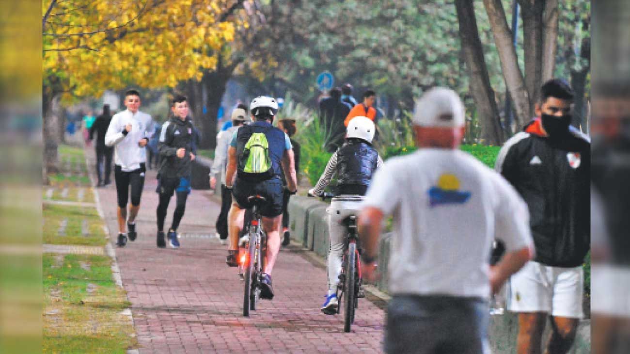 Riesgos. Miles de “deportistas” salieron a correr en parques.