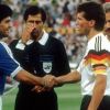 Matthäus y Maradona: saludo entre capitanes en la previa de la final de Italia 1990.