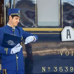 Pasajeros, al tren, pero este no es un tren cualquiera, es el en el Venice Simplon Orient Express.