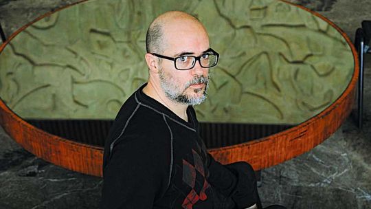 Plural. El famoso artista, guionista y director posee en su producción películas, obras, libros y más.