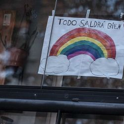En Buenos Aires, la esperanza se pinta en los balcones, con manos de niño. | Foto:Juan Ferrari
