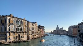 En Venecia, actualmente es posible escuchar el sonido de los propios pasos en sus callejuelas o el oleaje que golpea en los bordes de los canales en vez del bullicio de las masas de turistas.