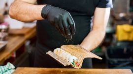 Sushiman prepara nuevas piezas.