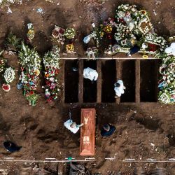 Vista aérea que muestra el entierro de una víctima de COVID-19 en el Cementerio General de Santiago en medio de la nueva pandemia de coronavirus. | Foto:Javier Torres / AFP