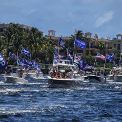 Los partidarios del presidente de los Estados Unidos, Donald Trump, ondean banderas mientras participan en una manifestación en barco para celebrar el cumpleaños de Donald Trump en Fort Lauderdale, Florida. | Foto:CHANDAN KHANNA / AFP