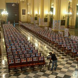 Los retratos de más de 5,000 víctimas peruanas de COVID-19 se exhiben en la Catedral de Lima. | Foto:ERNESTO BENAVIDES / AFP