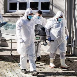 Los empleados llevan un ataúd durante el proceso del funeral de una víctima del coronavirus COVID-19 en una mezquita en Ciudad del Cabo. - La mayoría de las infecciones de Sudáfrica, alrededor de dos tercios, se encuentran en la provincia de Western Cape, Un popular destino turístico hogar de la ciudad costera de Ciudad del Cabo. | Foto:MARCO LONGARI / AFP