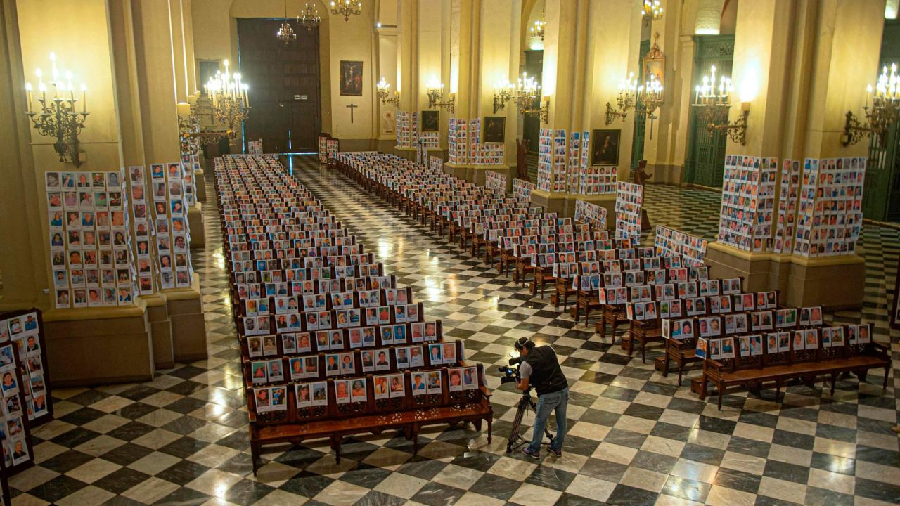 Los retratos de más de 5,000 víctimas peruanas de COVID-19 se exhiben en la Catedral de Lima. | Foto:ERNESTO BENAVIDES / AFP