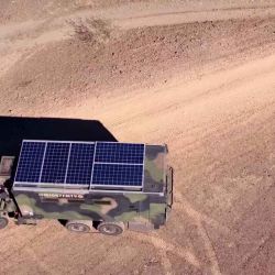En el techo del vehículo hay equipados paneles solares (1.700W), que son suficientes para alimentar el sistema eléctrico.