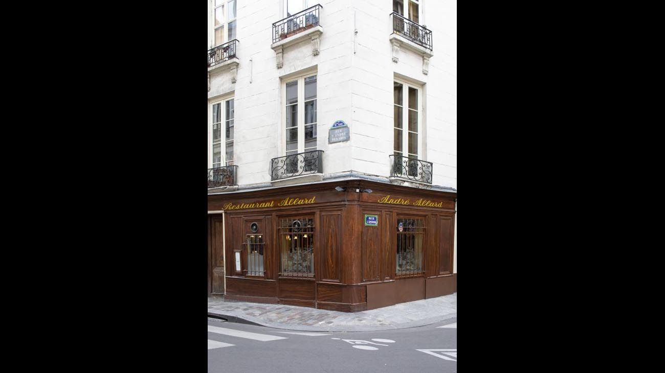 Restaurant Allard, de Paris, muestra su sistema de aislamiento para sus clientes.