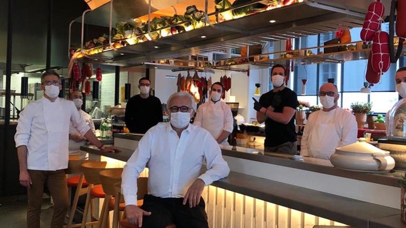 Restaurant Allard, de Paris, muestra su sistema de aislamiento para sus clientes.