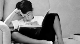 Educación nene lectura aislamiento